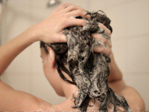 Kādu šampūnu vajadzētu nomazgāt ar matiem?